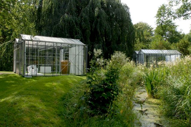 Additional space for the exhibition “Back to Earth”: glasshouses by Roger Bundschuh with works by Tony Cragg and Richard Deacon – © VG Bild-Kunst, Bonn 2017