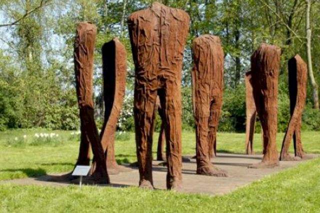 Sculpture parc of the Gerisch-Stiftung with a sculpture by Magdalena Abakanovicz, Schreitende, 2004