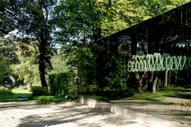 Sculpture parc of the Gerisch-Stiftung with a mirror installation by Brigitte Kowanz, Eidyllion, 2010 – © VG Bild-Kunst, Bonn 2017
