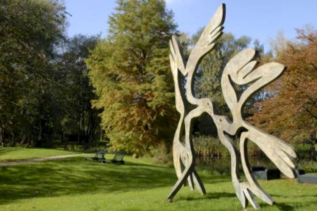 Sculpture parc of the Gerisch-Stiftung with a sculpture by Menashe Kadishman, Kissing Birds, 1999/2000