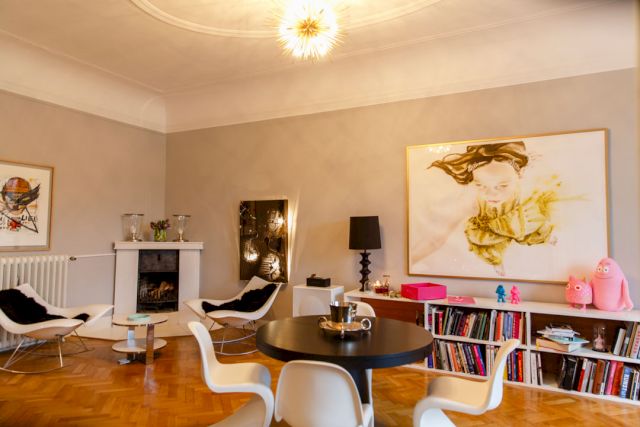 The living room with works by Jonathan Meese; Philipp Fürhofer. Both courtesy Galerie Sabine Knust, Munich – © VG Bild-Kunst, Bonn 2017