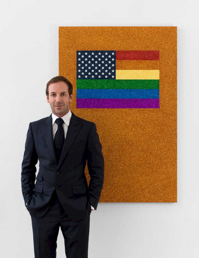 Charles Riva. (on wall) Jonathan Horowitz, ’Rainbow American Flag on Orange Field II for Jaspers in the Style of the Artists Boyfriend’, 2015 Courtesy Jonathan Horowitz and Xavier Hufkens Brussels. © Thomas Mueller, New York / Hugard and Vanoverschelde