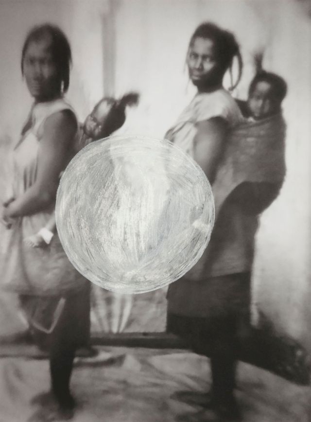 Paulo Nazareth, "WHITENESS ETHNOGRAPHY (two women with babies on their backs)", 2019. Courtesy of the artist and Stevenson, Cape Town/Johannesburg. Photo: Paulo Nazareth