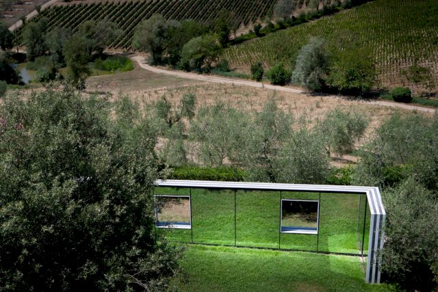 Daniel Buren, 2001 (installation view). Courtesy Castello di Ama per l'Arte Contemporanea. Photo: Alessandro Moggi