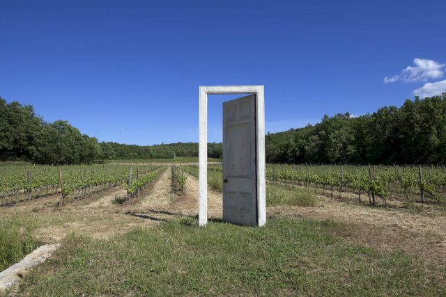 Gavin Turk, L’Age d’Or (taupe) (installation view). Courtesy Peyrassol – Parc de Sculptures. © Christophe Goussard