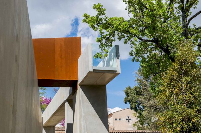 Exterior view of Galerie Payrassol. Courtesy Peyrassol – Parc de Sculptures. © Christophe Goussard