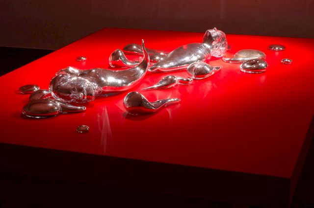 Mark Quin, XXY, 1997, blown and cast glass silvered on the inside, podium. Collection of Stella Art Foundation
