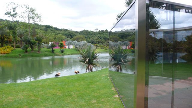 Dan Graham, Bisected triangle, Interior curve, 2002