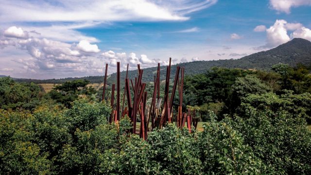 Chris Burden, Beam drop Inhotim, 2008. Photo: Brendon Campos