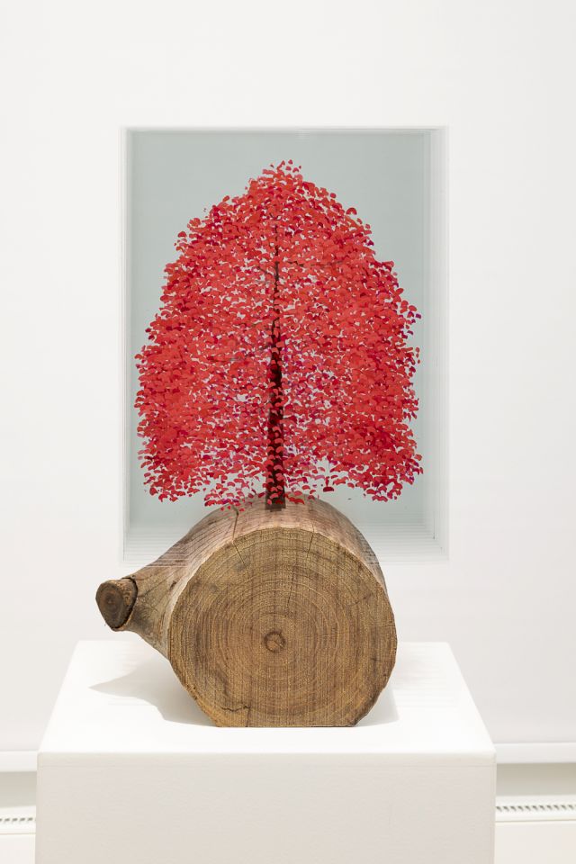 Ardan Özmenoglu, Red Birds, 2021, Glass, wood, 40h x 30w cm (glass panel 14 pieces) / 18h x 20w x 28d cm (wood base), courtesy Anna Laudel (Düsseldorf/Istanbul)