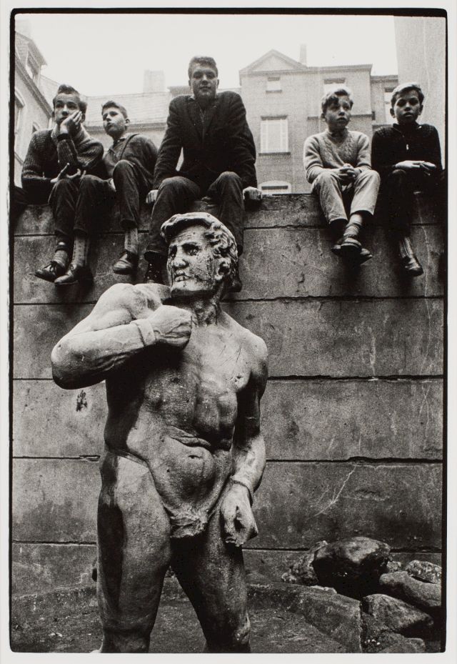 Artist Will McBride Titel "Jungs Hinterhof Berlin Stegliz" Copyright Will McBride Archive courtesy by www.a-private-collection.com 2