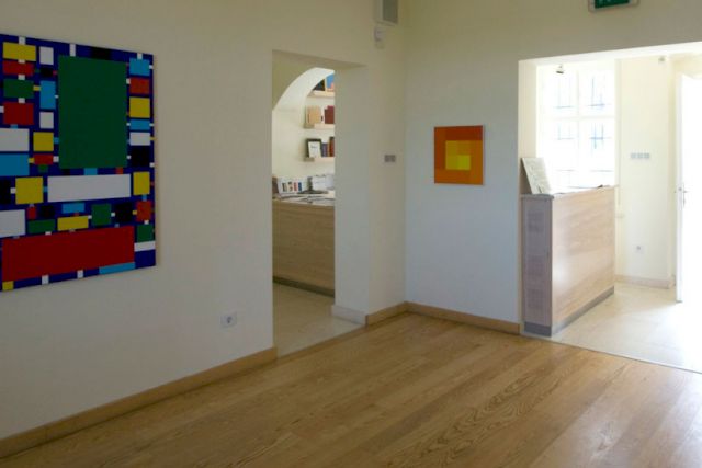 Exhibition view at the Vass Collection with works by Rita Ernst (l.) and Richard Lohse (r.).