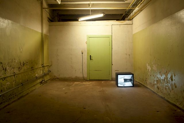 Installation view with the work ’unlimited’ by Bruce Naumann – © VG Bild-Kunst, Bonn 2017