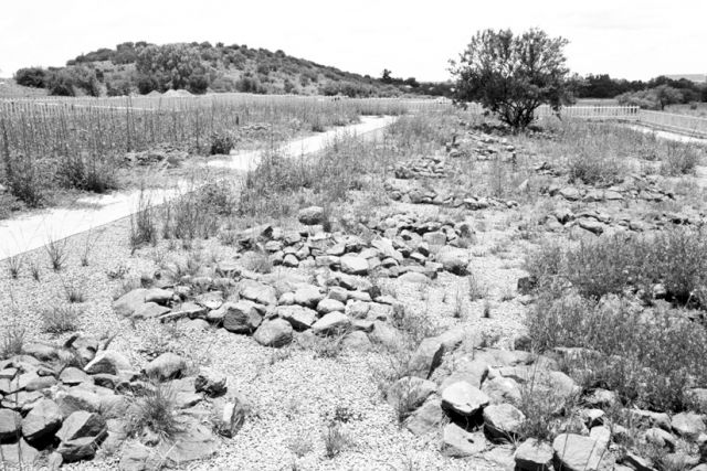 Concentration Camp Graves, Brandfort, from the series ’Landscapes’ by Santu Mofokeng, 1999 / courtesy of Lunetta Bartz/MAKER, Johannesburg and The Walther Collection – © VG Bild-Kunst, Bonn 2017