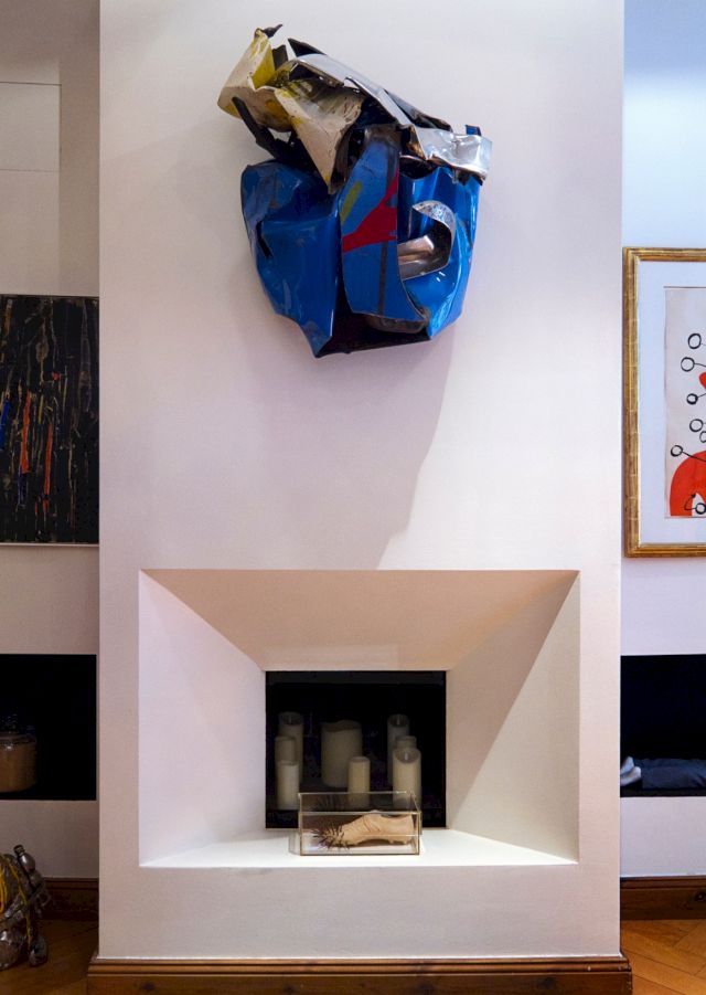 John Chamberlain Teil eines gepressten Autos, 1978 Metall, 90 x 50 x 40 - below: Günther Uecker Adidas Schuh 19.72 Terracotta und Nägel 32 x 10 x10 cm ©Ingrid and Thomas Jochheim Collection, Photo: Claus Rottenbacher