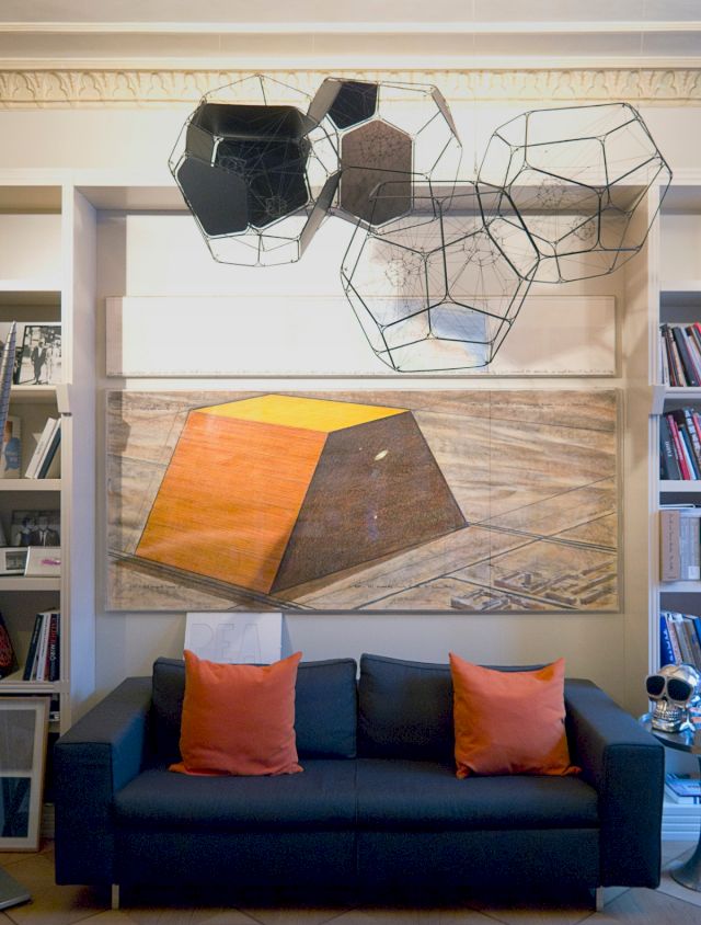 Tomás Saraceno Canis Mayor, 2016 Metall, Polyester Rope, black Panels 3 Moduls 72 x 106 x 92 cm 2 Moduls 82 x 105 x 60 cm - below: Christo Mastaba, Project for Abu Dhabi, 1978 Zeichnung auf Papier in 2 Teilen 244 x 106,5 244 x 38 cm ©Ingrid and Thomas Jochheim Collection, Photo: Claus Rottenbacher