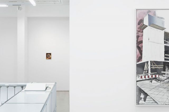 On the back wall: Rigo Schmidt, ‘Golden Eye’. Courtesy Laden für Nichts, Leipzig. Photo: Dotgain.info