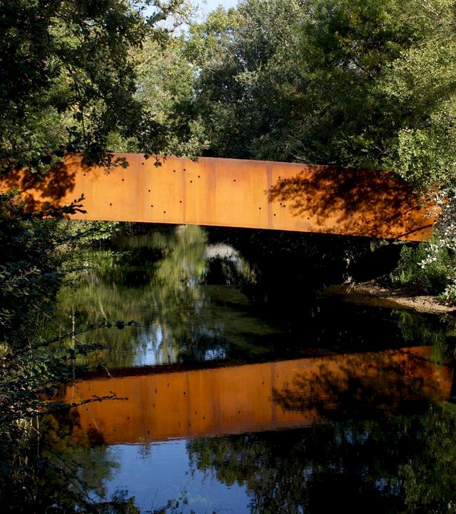 Bernar Venet, ’The Tube Bridge’. © Serge Demailly, La Cadière-d’Azur. © VG Bild-Kunst, Bonn 2017