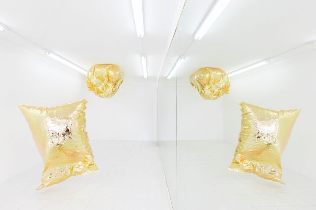 Gabriella Torres-Ferrer "We Are All Under the Same Sky" Emergency blankets inflated with helium, movement detection sensors, protest sounds from around the world, FUF, 2018. © Courtesy of Embajada, San Juan. Photo: Raquel Perez-Puig