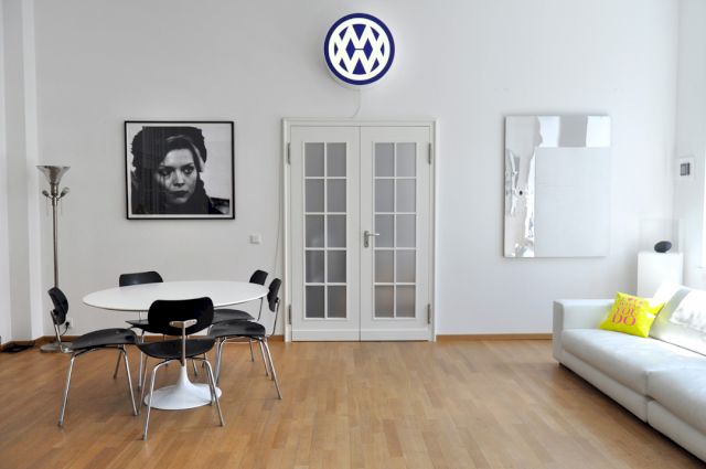 (l–r ) Gregor Hildebrandt, “Und Du lächelst für eine Sekunde (Cure)“, 2007; Dirk Bell, “Newman“ 2010; Michail Pirgelis, “T”, 2013. © artitious.com; Wurlitzer Architekten GmbH