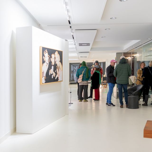Exhibition view with of the group exhibition with Oleksandra Erastova, Steve Alan Kaufman, Luc Isenschmid und Naza collective. Painting left by Steve Alan Kaufman, Technique: hand painted oil on canvas silkscreen; Marylin with friends 2008, Photo by Viswerk, Courtesy: Gallery Durchgang