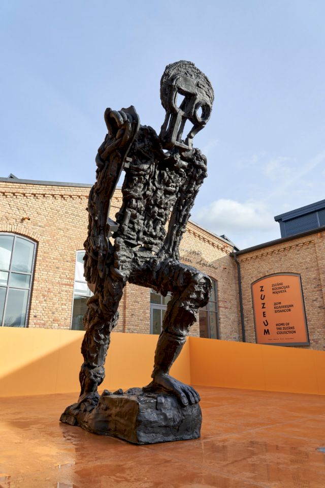 Thomas Houseago. Large Walking Figure I (Leeds). 2013. Bronze. Edition of 3+2 AP. 476 x 200 x 274 cm. Photo: Jānis Pipars