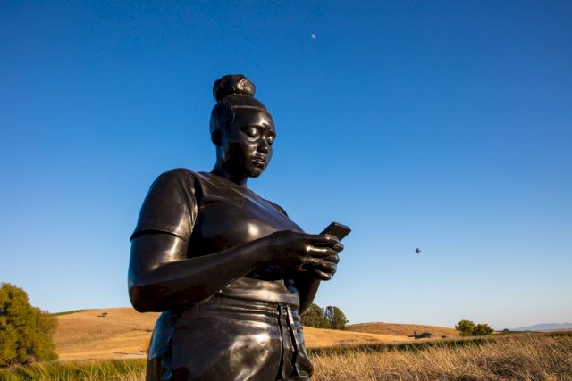 Thomas J Price, Reaching Out, 2021. Silicone bronze, 290 x 90 x 86 cm © The Donum Collection and the artist. Photo: Robert Berg