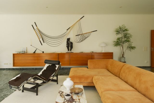 Interior view of the Living room with Falling Lines 1.0 (2022) by Issa Masé & Seth Damm and LoveBirds (2022) by Erika Weitz - Photo by Evelyn Dragan (IG @evelyndragan) for Architectural Digest Germany June 2023 #ThirtySomething feature.