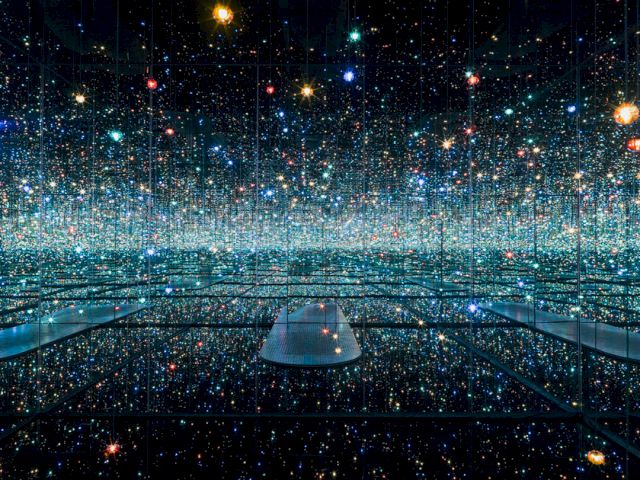 Yayoi Kusama, “Infinity Mirrored Room - The Souls of Millions of Light Years Away“, 2013. © Yayoi Kusama. Courtesy David Zwirner, New York