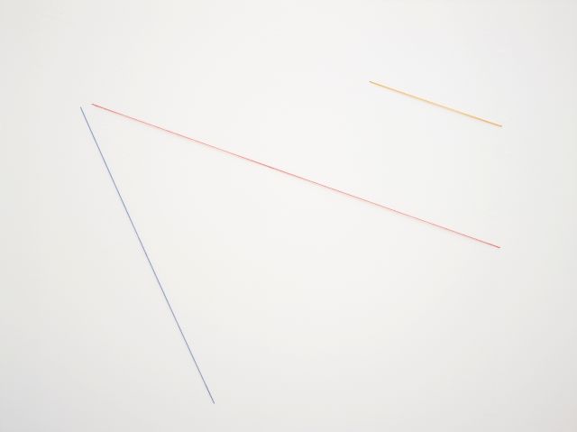 Fred Sandback‚ 'Untitled', 1985, Blue, red and yellow acrylic yarn, 349,9 x 363,2 cm. Photo: Photo: Johannes Stoll / Belvedere, Wien