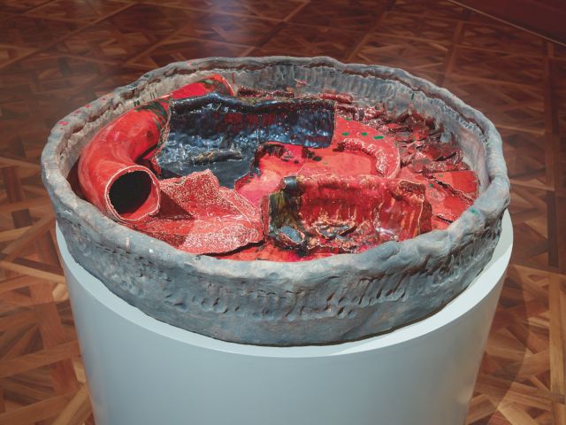 Sterling Ruby, 'Basin Theology‘, 2011, Ceramic, 25,4 x 101,6 x 101,6 cm. Photo: Johannes Stoll / Belvedere, Wien