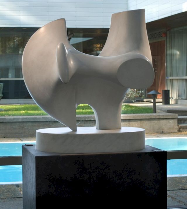 View from the exhibition hall to the courtyard. Front: Henry Moore, ’The Archer’, 1965; ’Reclining Figure on Pedestal’, 1960. Photo: Rauno Träskelin – © The Henry Moore Foundation. All Rights Reserved / VG Bild-Kunst, Bonn 2017