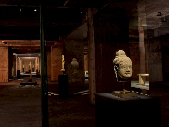 Installation view of The Feuerle Collection, Berlin. ’Head of Young Male Divinity’, 11th Century; ’Stone Scholar Table’; ’Standing Vishnu with inlaid eyes & third eye’, 11th Century; ’Baphuon inlayed eyes & third eye’, 11th Century. Photo: Nic Tenwiggenhorn – © VG Bild-Kunst, Bonn 2017