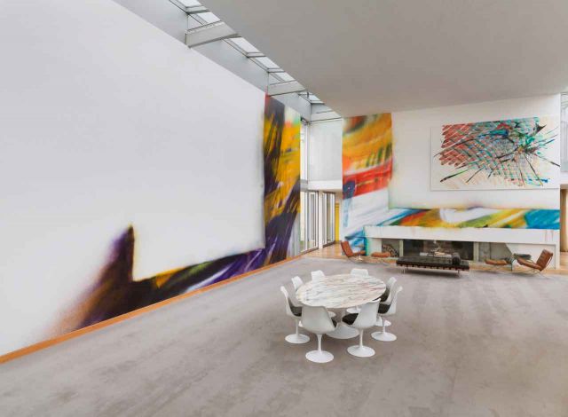 Katharina Grosse, ‘Sie trocknen ihre Knie mit einem Kissen’, 2012; ‘ohne Titel’, 2011 © Staatliche Kunstsammlungen Dresden; Schenkung Sammlung Hoffmann; VG Bild-Kunst, 2018