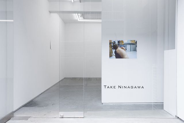 Entrance of gallery with work ’Wishbone’ by Danh Vo, 2014 (Photo: Kei Okano)