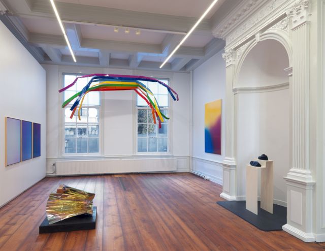 Installation view of ’Transformer’ with work by Rafaël Rozendaal, Frank Ammerlaan, Marc Bijl and Noor Nuyten. Courtesy of Upstream Gallery. Photo: Gert Jan van Rooij – © VG Bild-Kunst, Bonn 2017