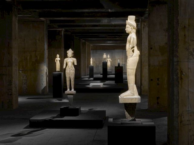 Installation view of The Feuerle Collection. Khmer Deities from 10th to 13th century with Chinese Platform, Han Dynasty, China, 2nd century BC – 2nd century AD. © The Feuerle Collection. Photo: def image